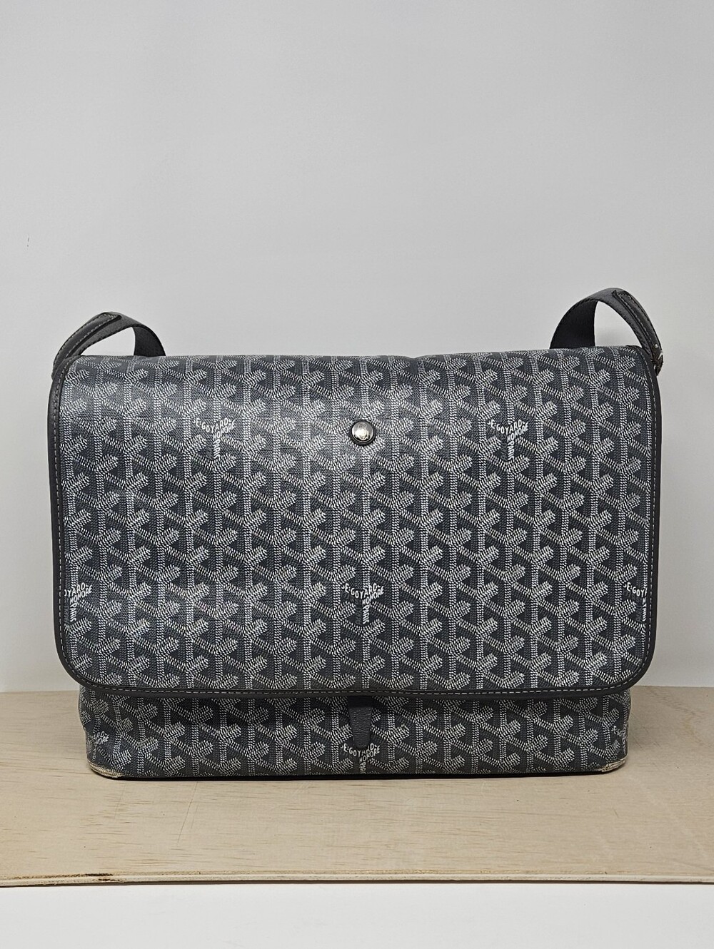 AUTHENTIC - GOYARD CAPETIEN MM MESSENGER BAG - GREY